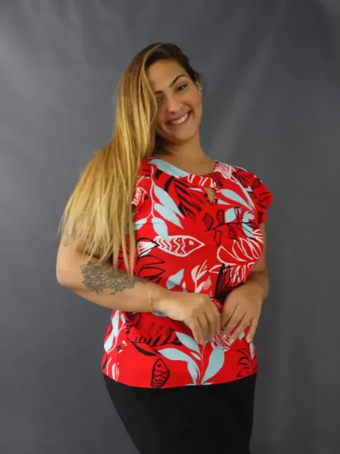 Blusa Feminina Detalhe Gota Babado Sobreposto Plus Size em Viscose Vermelho Folhas [2207004]