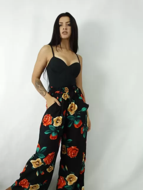 Calca Pantalona em Viscose com Elastico no cos Preto com Rosas