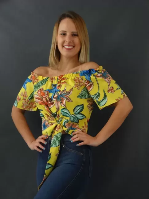 Blusa Feminina Decote Canoa com Elastico Frente com botoes Fake em Viscose Amarelo Flores e Folhas [2110101]