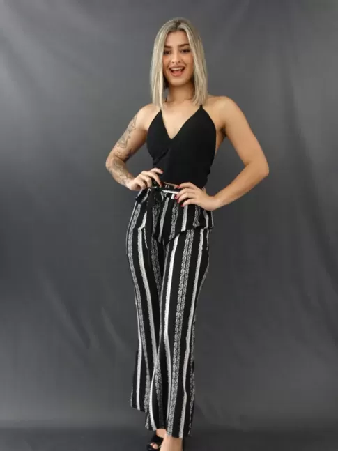 Calça Pantalona com Fenda e Faixa Lateral em Crepe de Malha Listras Preto e Branco Pingos [2011187]