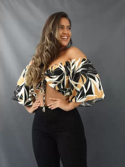 Blusa Cropped Decote com Regulador para Franzir Manga Flare em Viscolinho Preto Folhas [2203016]