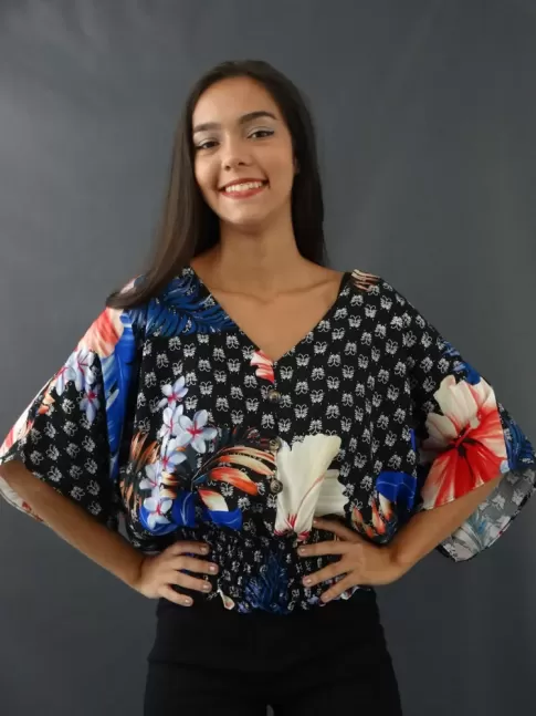 Blusa Feminina Decote V  Manga Morcego  e Lastex em Viscose Preto Flores e Folhas[2204027]