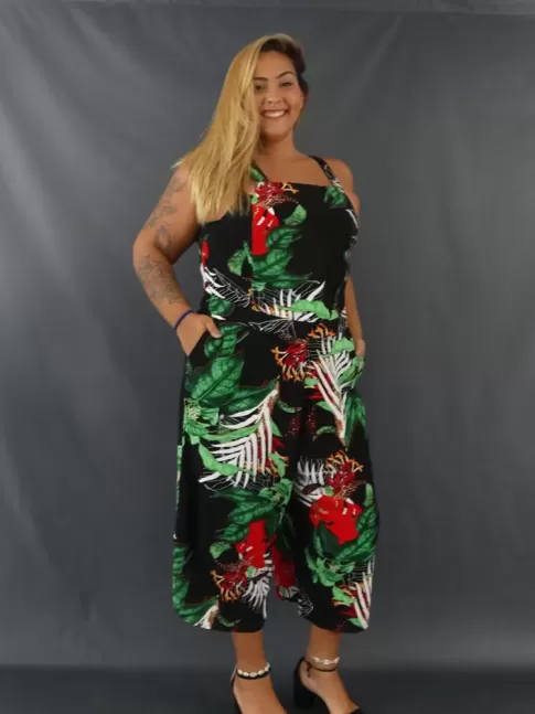Macacão Pantacourt de Alça Decote Quadrado em Viscose Plus Size Preto Folhas Verde e Vermelho [2104014]