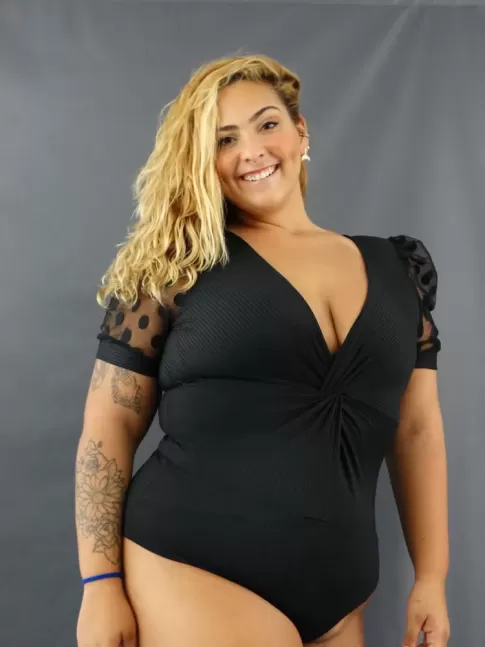 Body Decote Torcido Manga com Poá Plus Size em Suplex Canelado Preto [2012155]