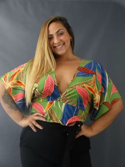 Blusa Cropped Decote Transpassado Manga Flare  em Viscose Plus Size Folhas Colors [2204045]