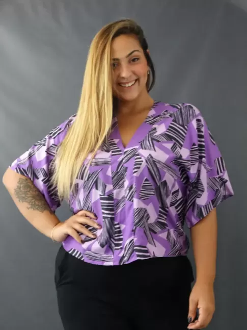 Blusa Feminina Decote V Manga Morcego em Viscose Plus Size Lilas Geometrico [2205085]