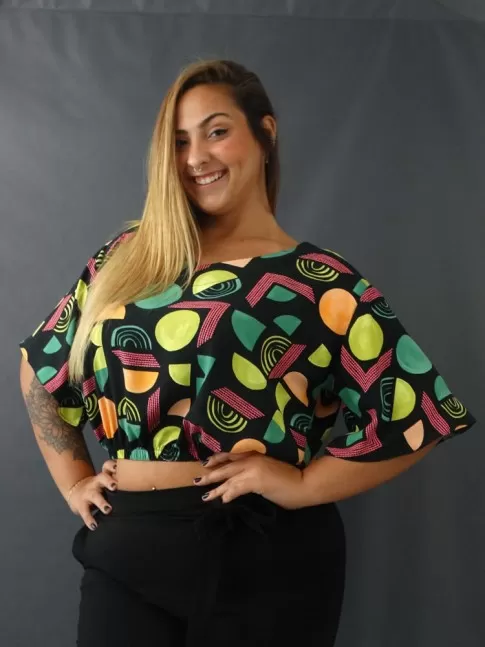Blusa Feminina Cropped com Elastico Decote V Manga Flare em Viscose Pus Size Preto Geometrico Colors [2205073]