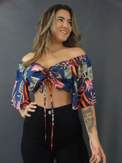 Blusa Cropped  Decote com Regulador para Franzir Manga Flare em Viscolinho Azul Folhas [2205017]