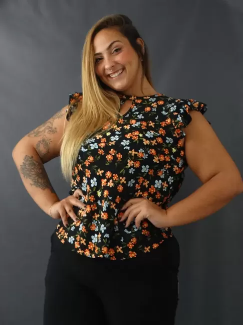 Blusa Feminina Detalhe Gota em Viscose Plus Size Preto Flores Colors [2205090]