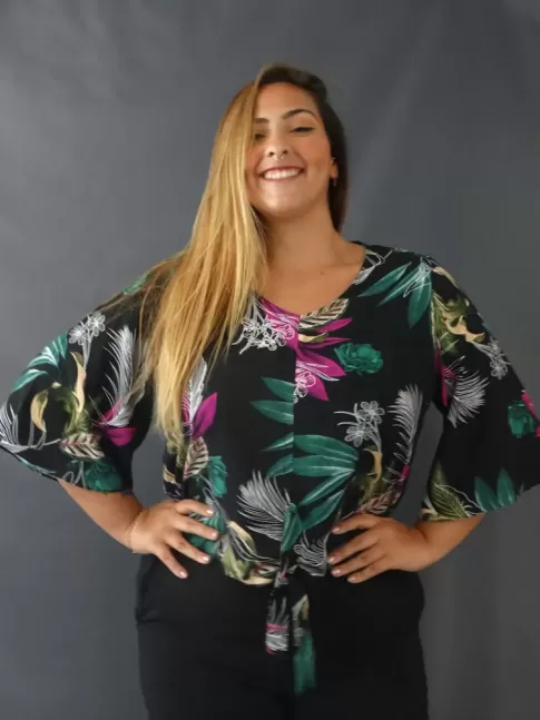 Blusa Feminina Decote "V" Meia Manga Flare Plus Size em Viscose Preto Folhas Flores [2207012]