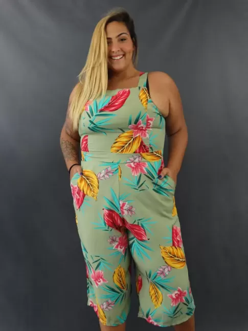 Macacão Pantacourt de Alça Decote Quadrado em Viscose Plus Size Verde Flores Folhas [2104015]