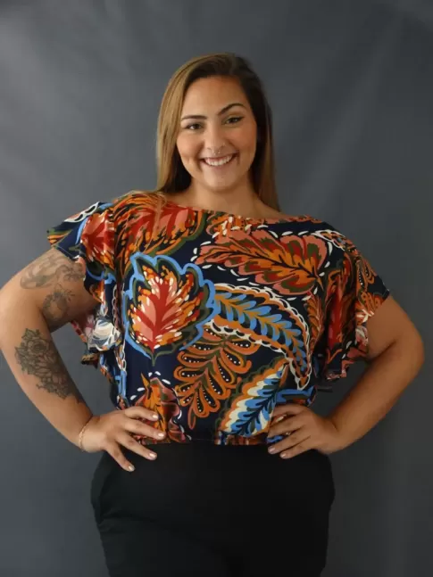 Blusa Feminina Decote Canoa Manga Borboleta Barra com Elastico em Viscose Plus Size Azul Marinho Flores Colors [2207052]