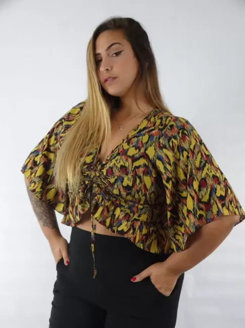 Blusa Cropped Manga Flare Decote V Frente com Tiras Bainha com Babado Pus Size em Viscose Etnico Colors [2209028]