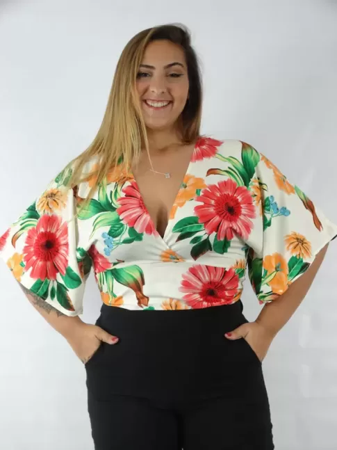 Blusa Cropped Decote Transpassado Manga Flare em Viscose Plus Size Off White Flores e Folhas [2209057]