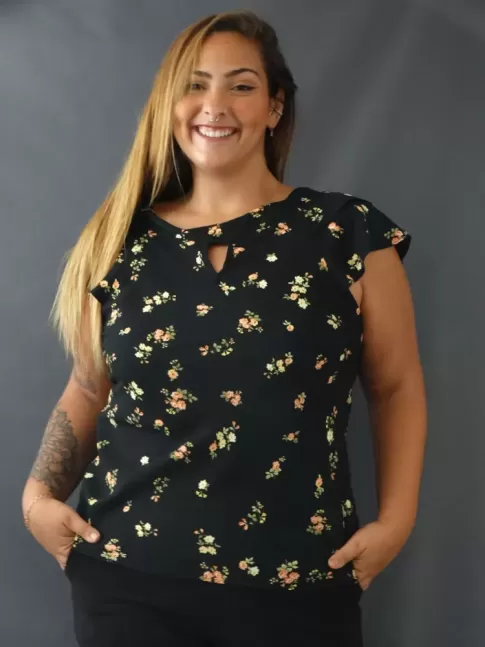 Blusa Feminina Detalhe Gota Babado Sobreposto Plus Size em Viscose Preto Flores [2207022]