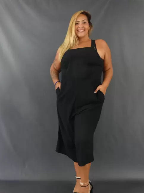 Macacão Pantacourt de Alça Decote Quadrado em Viscose Plus Size Preto [2104011]