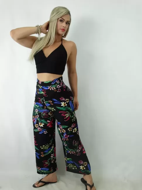 Calça Pantacourt em Viscose Estampada Preto Flores [1901222]