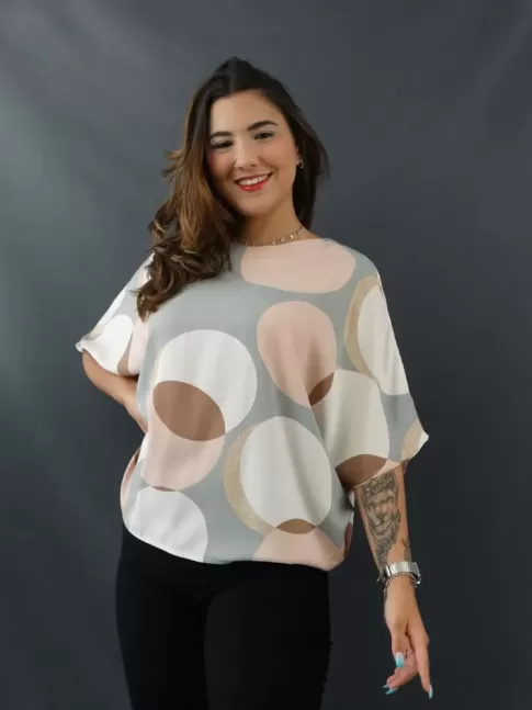 Blusa Feminina Manga Morcego Costas com Decote V e Tiras em Viscose Cinza Círculos [2109078]