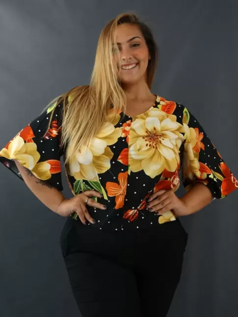Blusa Feminina Decote V Manga Flare em Viscose Plus Size Preto Flores Poa [2203022]