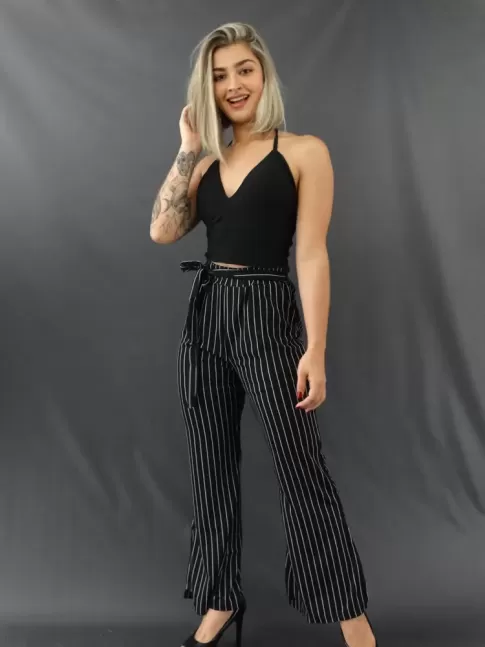Calça Pantalona com Fenda e Faixa Lateral em Crepe de Malha Listras Finas Preto e Branco [2011185]