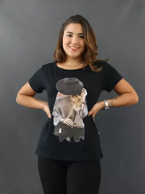 Blusa Feminina T-shirt Estampada em Viscolycra Preto Menina com Chapeu [2109215]
