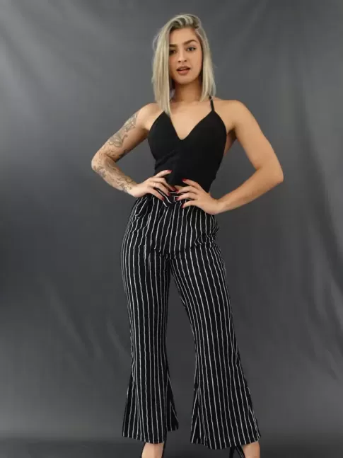 Calça Pantalona com Fenda e Faixa Lateral em Crepe de Malha Listras Tremidas Preto e Branco [2011186]