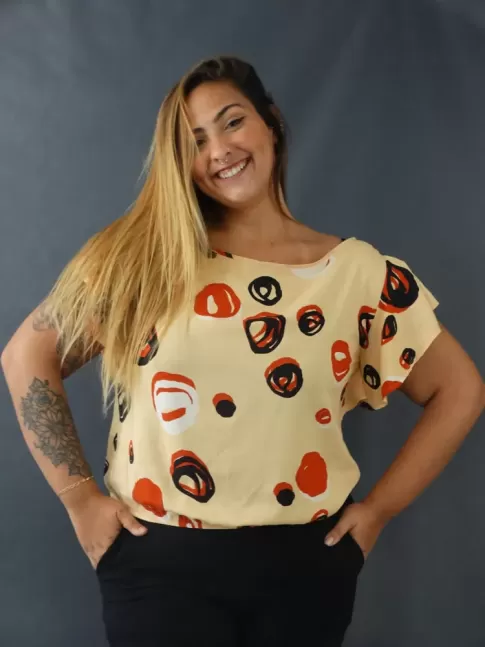 Blusa Feminina Decote Canoa Manga Borboleta Barra com Elastico em Viscose Plus Size Bege Circulos[2207053]