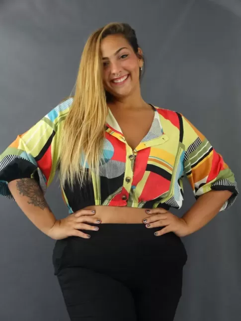 Blusa Feminina Cropped com Botoes Manga 3/4 com Elastico em Viscolinho Plus Size Geometrico Colors [2204021]