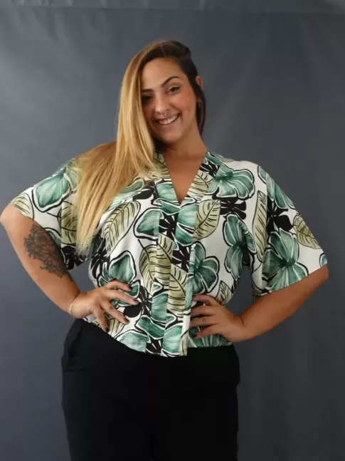 Blusa Feminina Decote V Manga Morcego em Viscose Plus Size Off White Folhas [2205083]