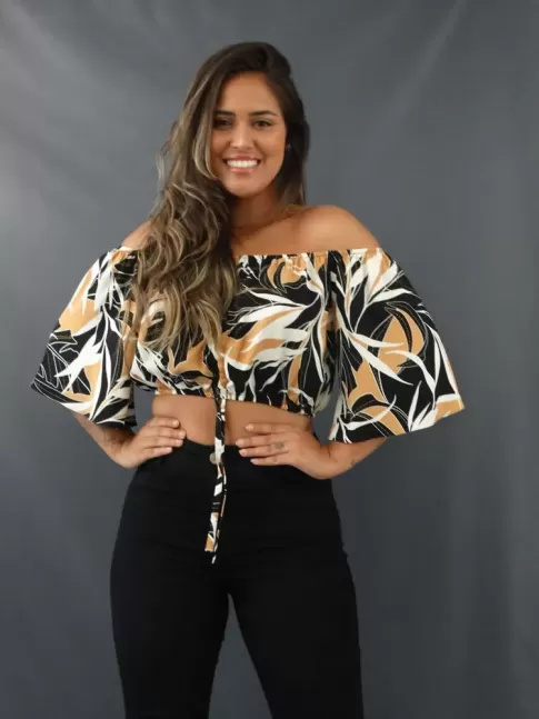 Blusa Cropped Decote com Regulador para Franzir Manga Flare em Viscolinho Preto Folhas [2203016]