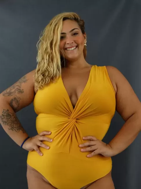 Body Decote Torcido sem Manga Plus Size em Suplex Mostarda [2012156]