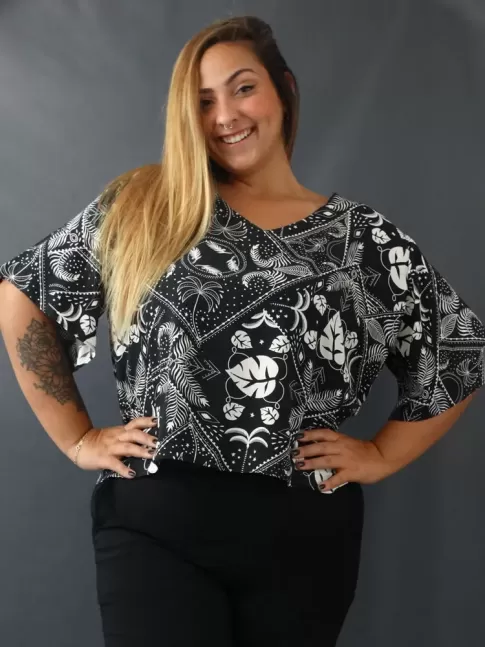 Blusa Feminina Decote V Manga Flare em Viscose Plus Size Preto Folhas Poa [2205077]