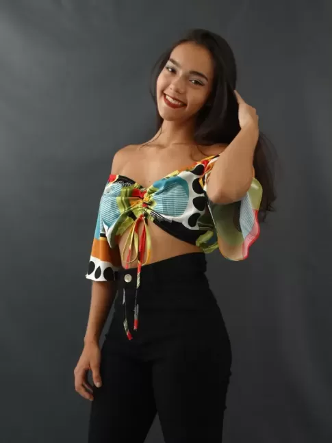 Blusa Cropped Decote com Regulador para Franzir Manga Flare em Viscolinho Geometrico Colors [2204029]