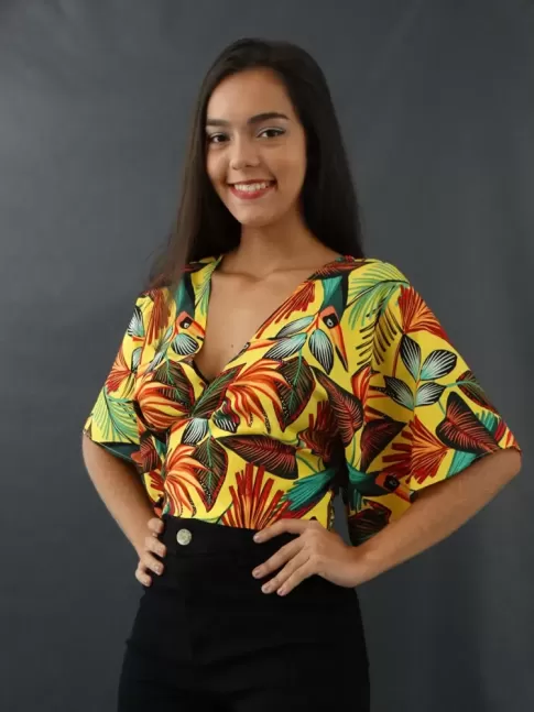 Blusa Cropped Decote Transpassado Manga Flare  em Viscose Amarelo Folhas e Tucanos [2204032&91;