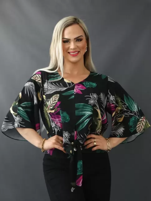 Blusa Feminina Decote "V" Meia Manga Flare em Viscose Preto Folhas e Flores [2207009&91;