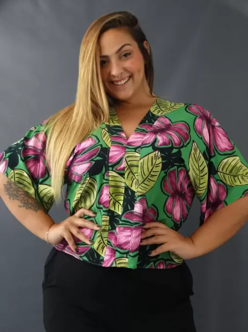 Blusa Feminina Decote V Manga Morcego em Viscose Plus Size Verde Folhas [2205084]