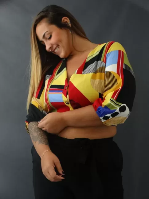 Blusa Feminina Cropped com Botoes Manga 3/4 com Elastico em Viscolinho Plus Size Geometrico Colors Poa [2205020]