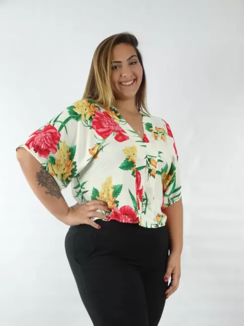 Blusa Feminina Cropped Decote V Manga Morcego em Viscose Plus Size Off White Flores [2209061]